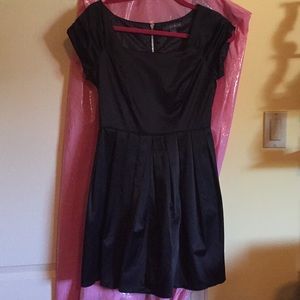 Gorgeous black little dress with silver zipper